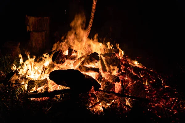 Nacht kampvuur met beschikbare ruimte aan linkerzijde. — Stockfoto