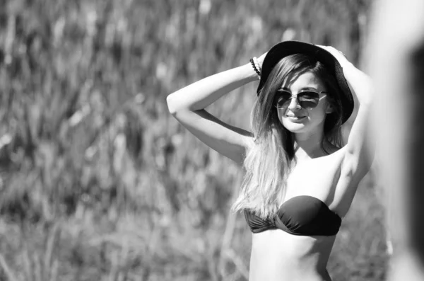帽子と水着でビーチでポーズでメガネの女の子 — ストック写真