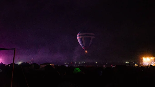 Hot Air Ballon Vliegen Spectaculaire Cappadocië Onder Hemel Met Melkachtige — Stockfoto