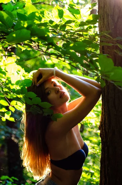 Bela sexy menina escuro floresta — Fotografia de Stock