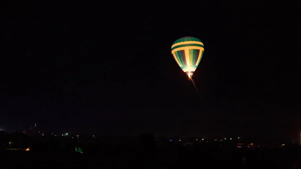 热气球在壮观的卡帕多西亚上空盘旋 在夜空中闪烁着银河般的光芒和夜晚的星星 — 图库照片
