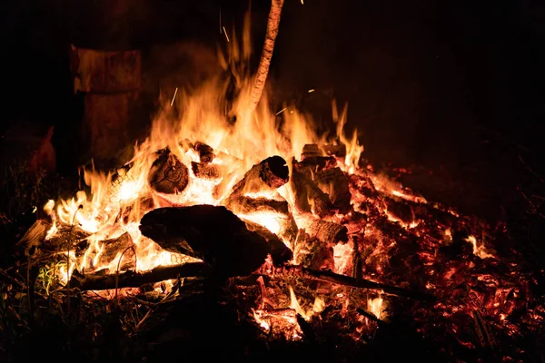 Nacht-Lagerfeuer mit freien Platz auf der linken Seite. — Stockfoto