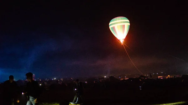 Sıcak hava balonu gökyüzünün altında samanyolu ve parlayan yıldızla (buğday taneleriyle) muhteşem bir kapadokya üzerinde uçuyor.) — Stok fotoğraf