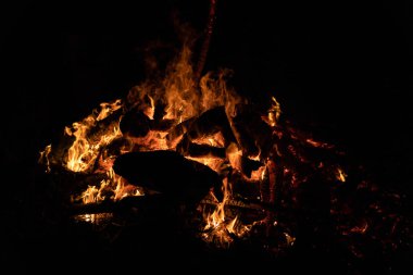 Gece kamp ateşi ile sol tarafında kullanılabilir alan.