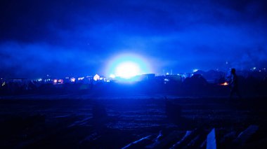 Sıcak hava balonu gökyüzü altında Samanyolu ve geceleri parlayan yıldızla muhteşem bir kapadokya uçuyor.  