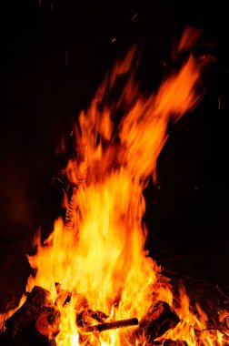 Gece kamp ateşi ile sol tarafında kullanılabilir alan.