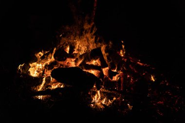 Gece kamp ateşi ile sol tarafında kullanılabilir alan.