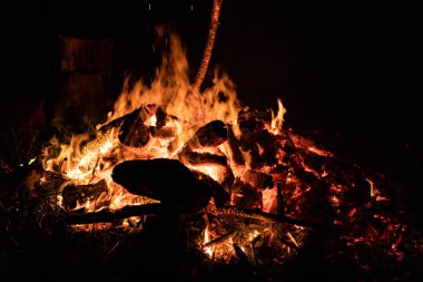 Gece kamp ateşi ile sol tarafında kullanılabilir alan.