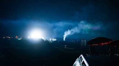 Sıcak hava balonu gökyüzünün altında Samanyolu ve geceleri parlayan yıldızla muhteşem bir Kapadokya üzerinde uçuyor.  