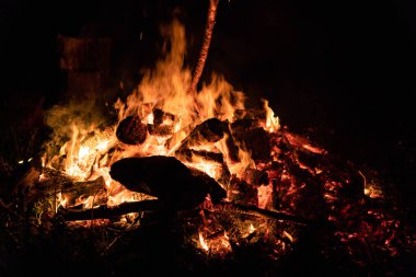 Gece kamp ateşi ile sol tarafında kullanılabilir alan.