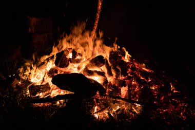 Gece kamp ateşi ile sol tarafında kullanılabilir alan.