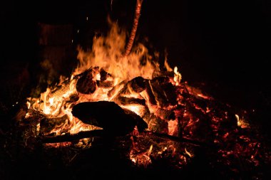 Gece kamp ateşi ile sol tarafında kullanılabilir alan.