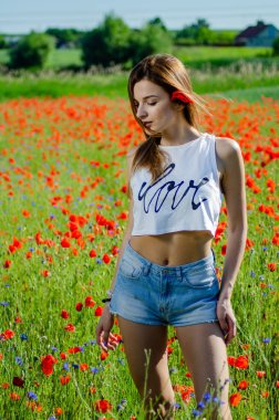 Haşhaş tarlasında güzel bir kadın