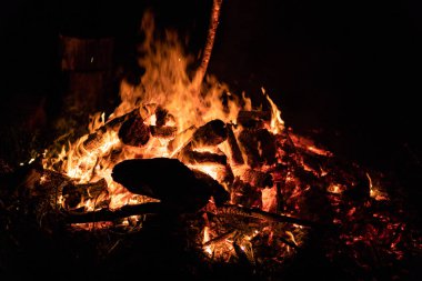 Gece kamp ateşi ile sol tarafında kullanılabilir alan.