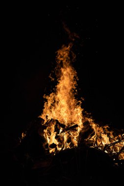 Gece kamp ateşi ile sol tarafında kullanılabilir alan.