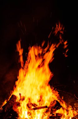 Gece kamp ateşi ile sol tarafında kullanılabilir alan.