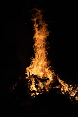 Gece kamp ateşi ile sol tarafında kullanılabilir alan.