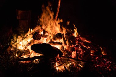 Gece kamp ateşi ile sol tarafında kullanılabilir alan.
