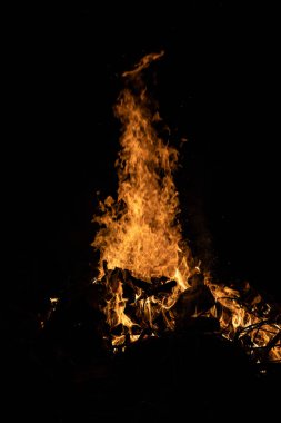 Gece kamp ateşi ile sol tarafında kullanılabilir alan.