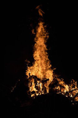 Gece kamp ateşi ile sol tarafında kullanılabilir alan.