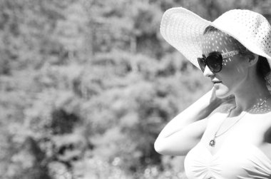 Kız güneşli göl sahillerinde vakit geçiriyor. 