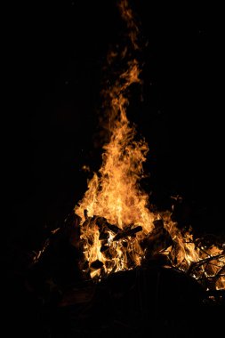 Gece kamp ateşi ile sol tarafında kullanılabilir alan.