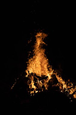 Gece kamp ateşi ile sol tarafında kullanılabilir alan.