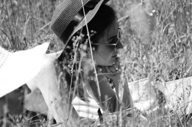 Kızlar güneşli göl sahillerinde vakit geçiriyorlar. 