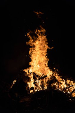 Gece kamp ateşi ile sol tarafında kullanılabilir alan.