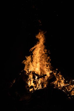 Gece kamp ateşi ile sol tarafında kullanılabilir alan.