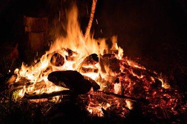 Gece kamp ateşi ile sol tarafında kullanılabilir alan.