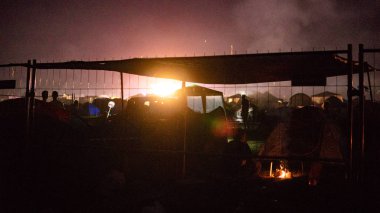 Sıcak hava balonu gökyüzünün altında Samanyolu ve geceleri parlayan yıldızla muhteşem bir Kapadokya üzerinde uçuyor.  