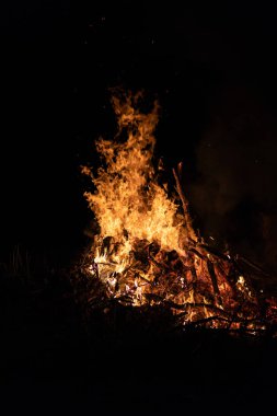 Gece kamp ateşi ile sol tarafında kullanılabilir alan.