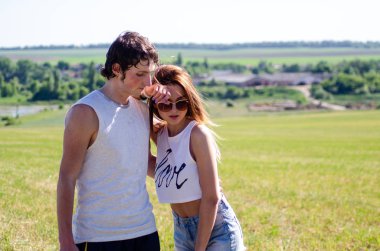 Sırt çantalı adam ve kız sahada