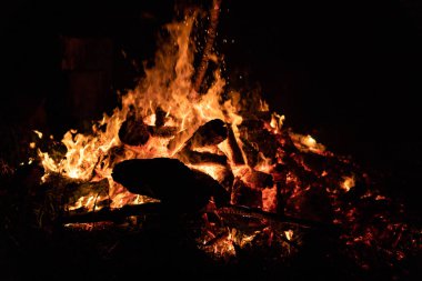 Gece kamp ateşi ile sol tarafında kullanılabilir alan.