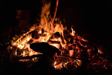 Gece kamp ateşi ile sol tarafında kullanılabilir alan.