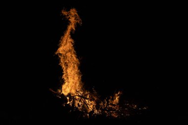 Gece kamp ateşi ile sol tarafında kullanılabilir alan.