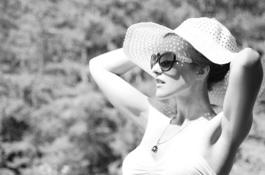 Şapkalı kız güneşli göl sahillerinde vakit geçiriyor. 