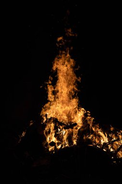 Gece kamp ateşi ile sol tarafında kullanılabilir alan.