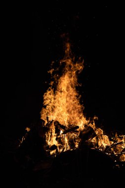 Gece kamp ateşi ile sol tarafında kullanılabilir alan.