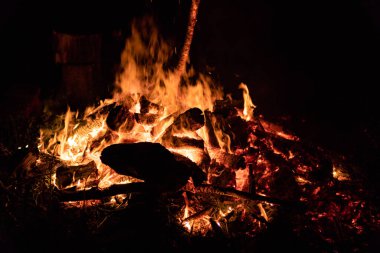 Gece kamp ateşi ile sol tarafında kullanılabilir alan.