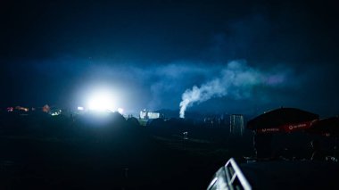 Sıcak hava balonu gökyüzünün altında Samanyolu ve geceleri parlayan yıldızla muhteşem bir Kapadokya üzerinde uçuyor.  