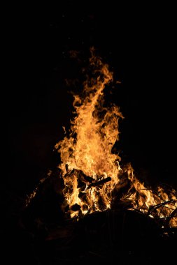 Gece kamp ateşi ile sol tarafında kullanılabilir alan.