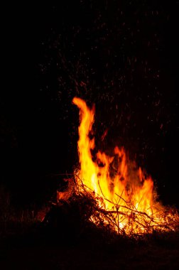 Gece kamp ateşi ile sol tarafında kullanılabilir alan.