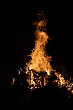 Gece kamp ateşi ile sol tarafında kullanılabilir alan.