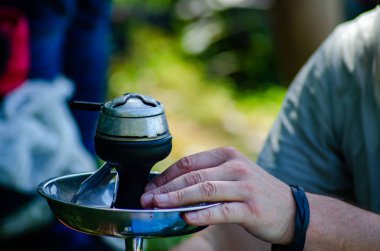 Nargile bir kase tütün pişirir.