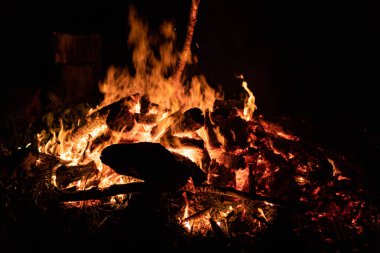 Gece kamp ateşi ile sol tarafında kullanılabilir alan.