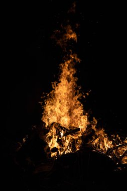 Gece kamp ateşi ile sol tarafında kullanılabilir alan.