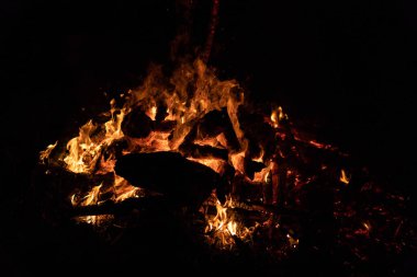 Gece kamp ateşi ile sol tarafında kullanılabilir alan.