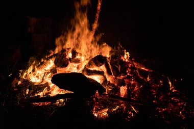 Gece kamp ateşi ile sol tarafında kullanılabilir alan.